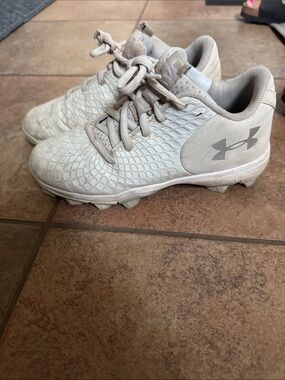 Under Armour Kids Beige/Off-White softball Cleats